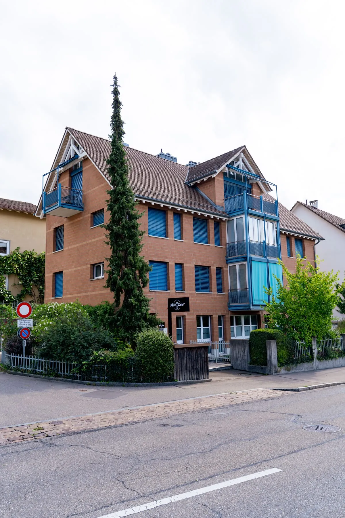 The brick building housing the Küsnacht practice with its blue window frames