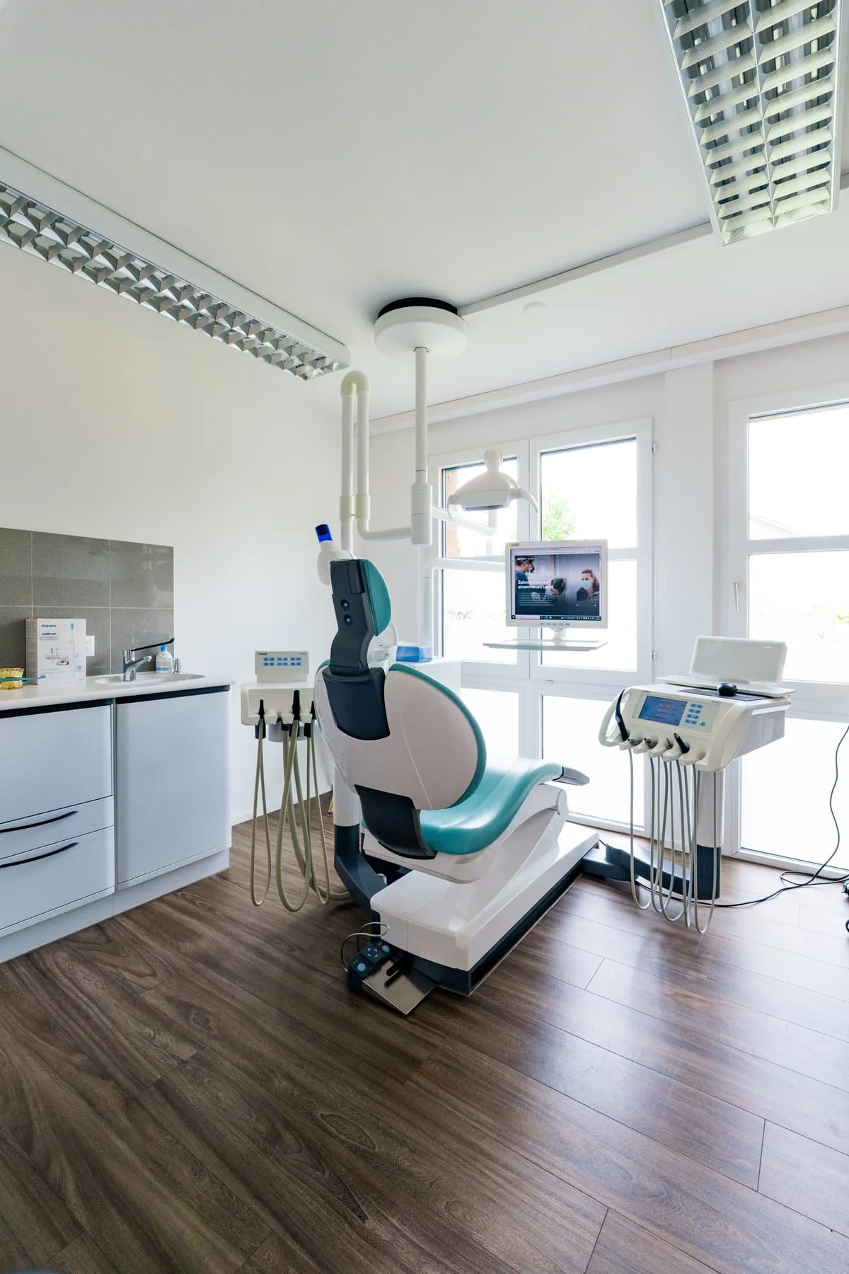 Treatment room in Küsnacht with dental chair and monitor by the window