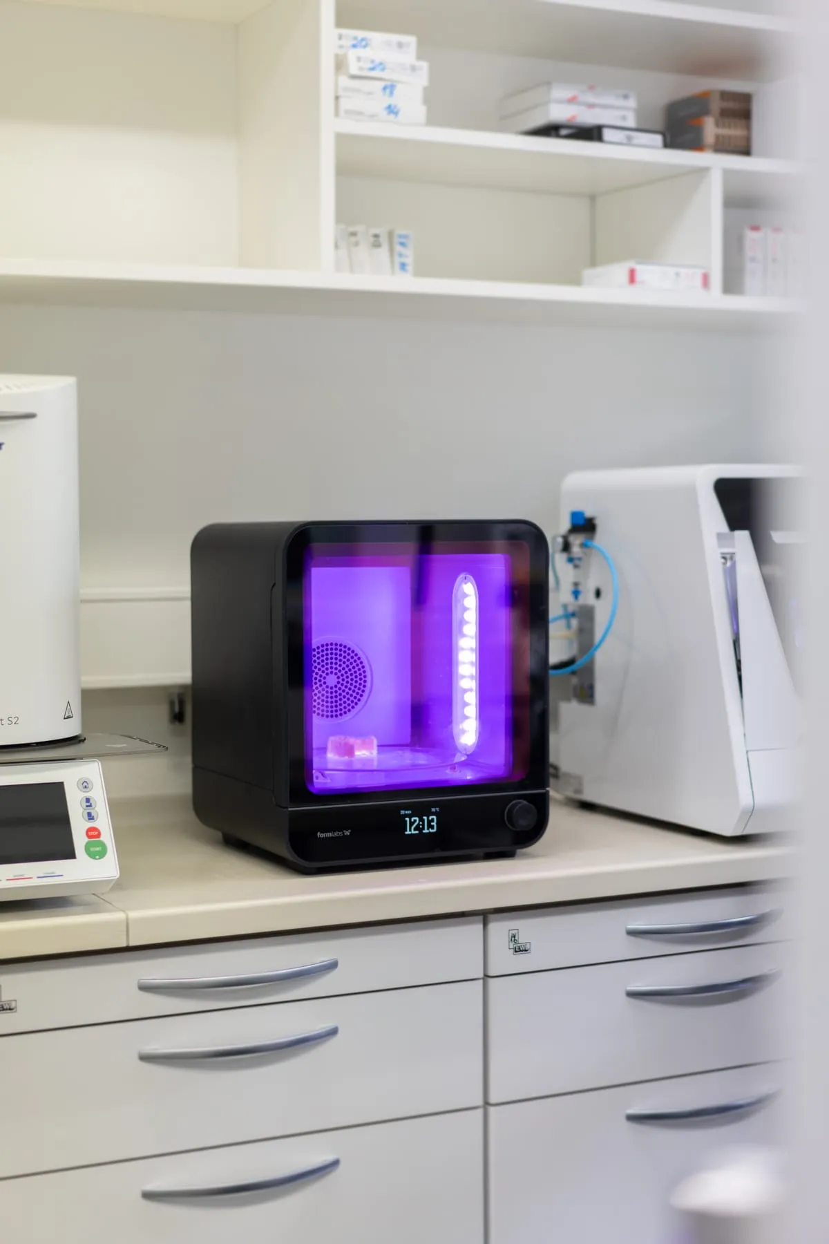 Ein Werkstück aus dem 3D-Drucker härtet unter UV-Licht nach