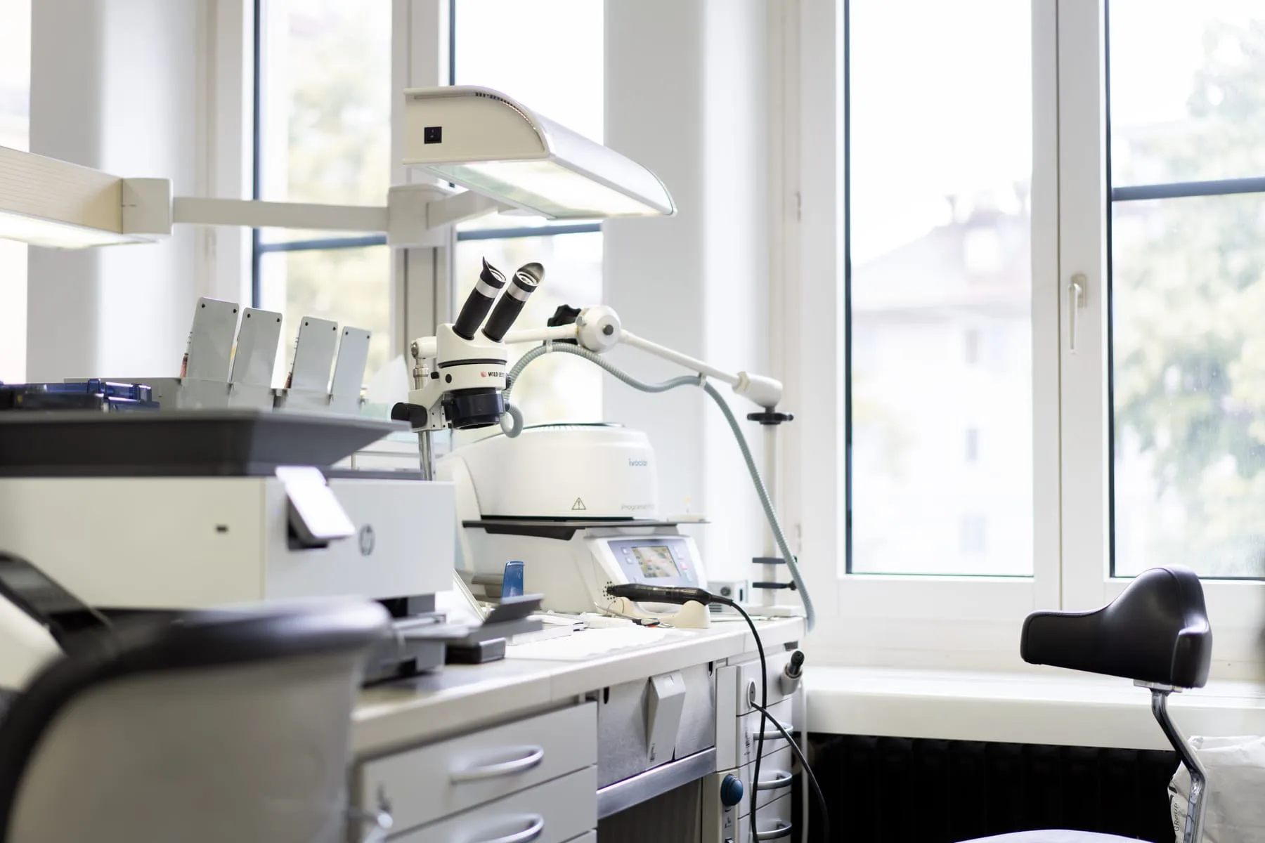 Arbeitsplatz im Resilab mit Mikroskop und Keramikofen am Fenster